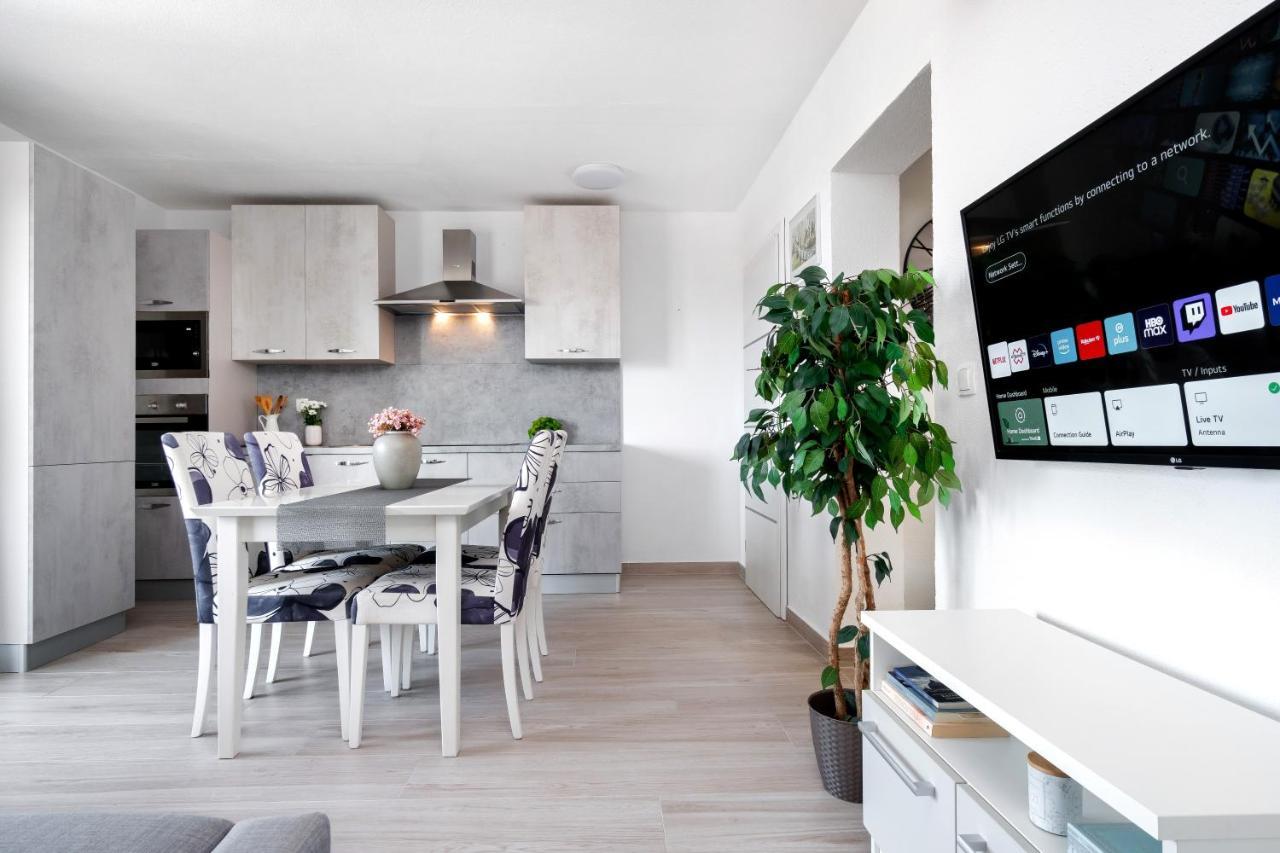 Apartments And Rooms Vuleta, Close To The Beach Makarska Exterior foto