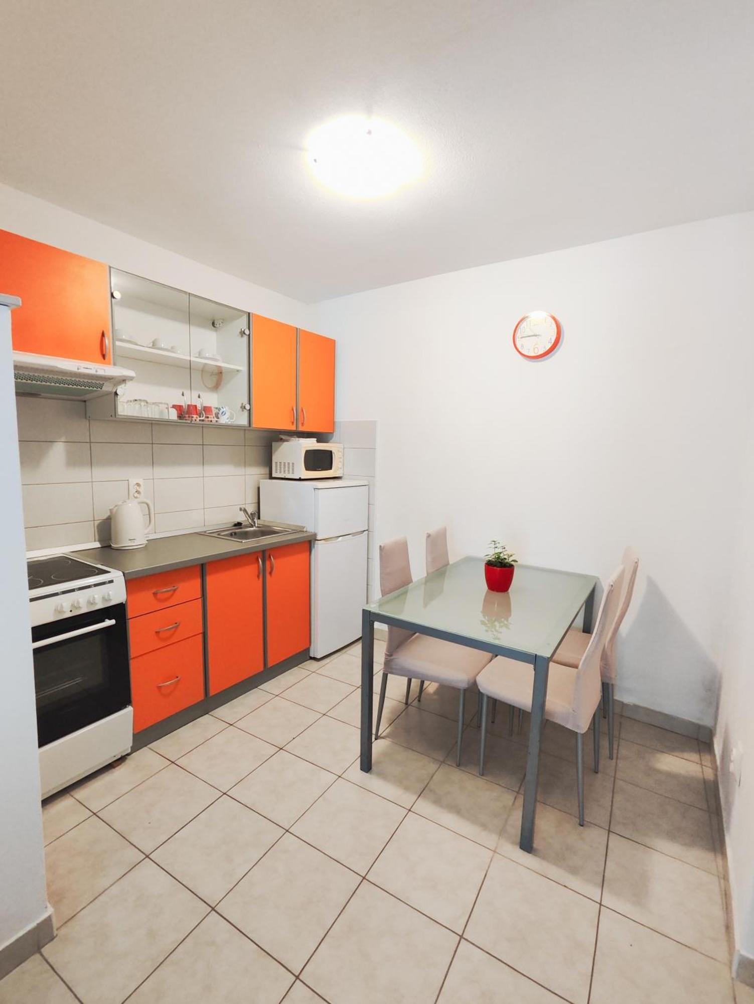 Apartments And Rooms Vuleta, Close To The Beach Makarska Quarto foto