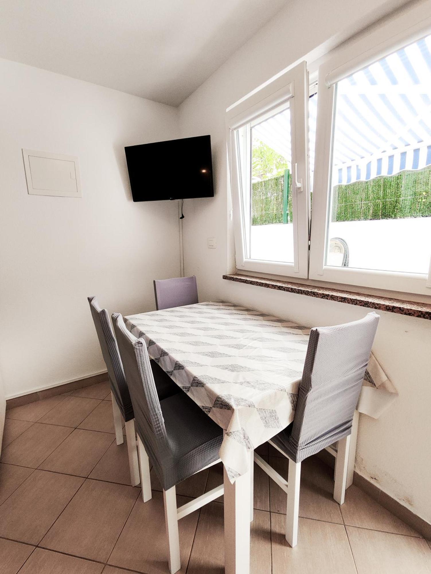 Apartments And Rooms Vuleta, Close To The Beach Makarska Quarto foto