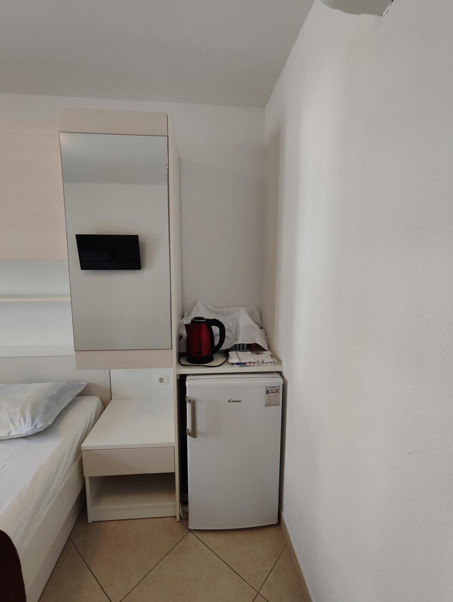 Apartments And Rooms Vuleta, Close To The Beach Makarska Quarto foto